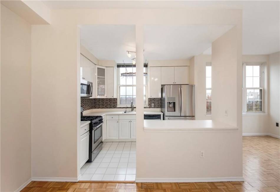 40 Oceana Drive, Brooklyn, New York 11235, 2 Bedrooms Bedrooms, ,2 BathroomsBathrooms,Residential,For Sale,Oceana,487593