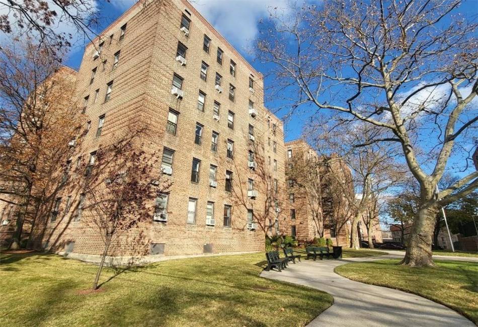 2251 Knapp Street, Brooklyn, New York 11229, 2 Bedrooms Bedrooms, ,1 BathroomBathrooms,Residential,For Sale,Knapp,487956