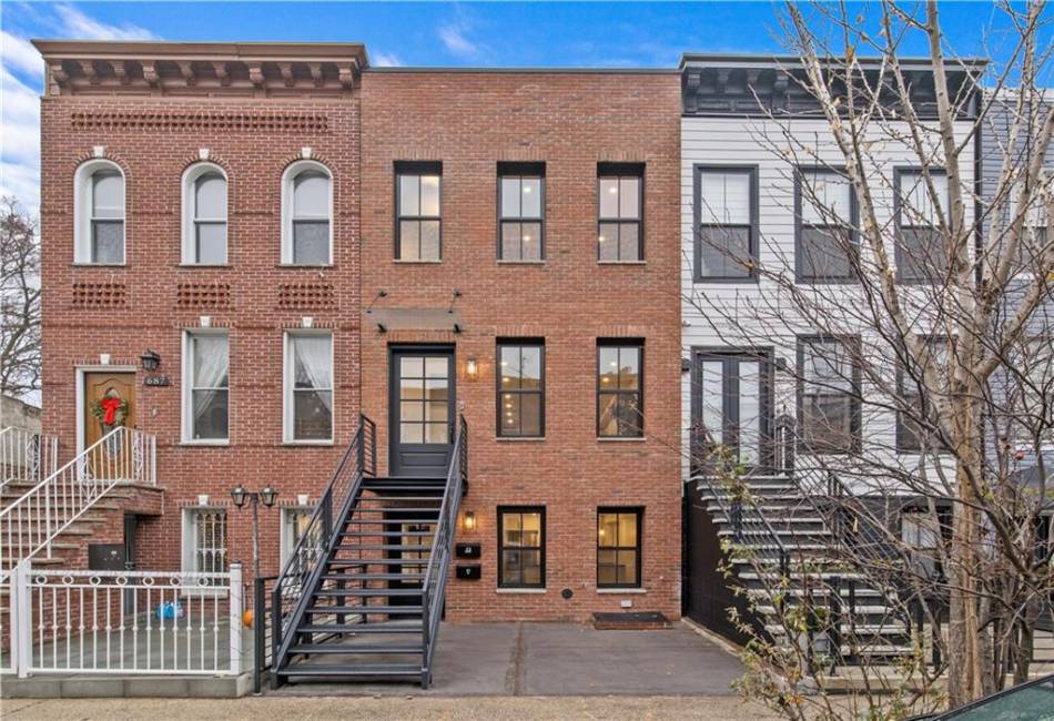 689 Macdonough Street, Brooklyn, New York 11233, 4 Bedrooms Bedrooms, ,6 BathroomsBathrooms,Residential,For Sale,Macdonough,487996