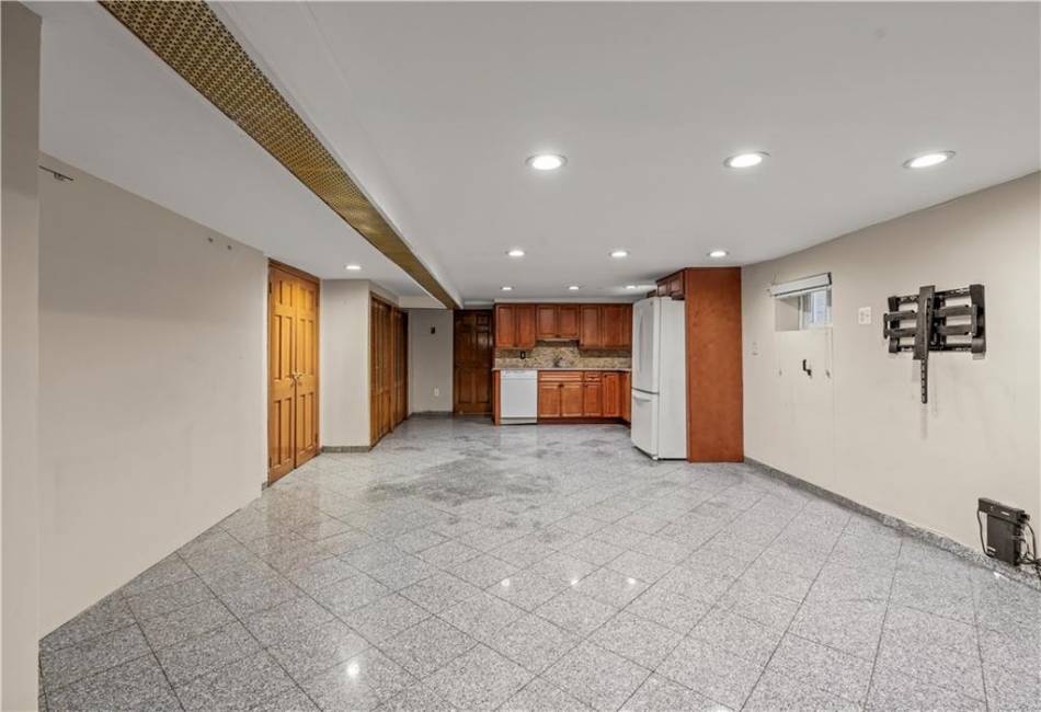 40 Bay 7th Street, Brooklyn, New York 11228, 6 Bedrooms Bedrooms, ,3 BathroomsBathrooms,Residential,For Sale,Bay 7th,488144