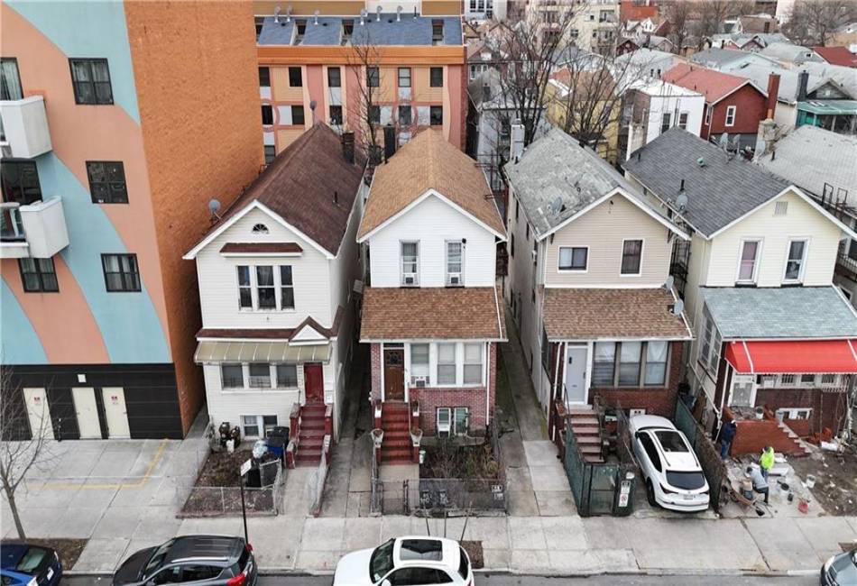 3048 Brighton 4th Street, Brooklyn, New York 11235, 8 Bedrooms Bedrooms, ,4 BathroomsBathrooms,Residential,For Sale,Brighton 4th,488306