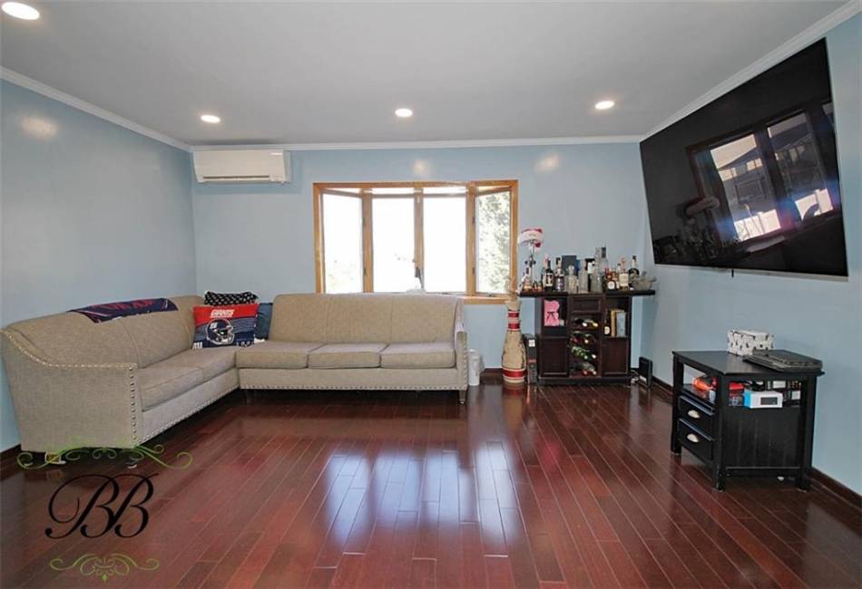 7413 Avenue X, Brooklyn, New York 11234, 3 Bedrooms Bedrooms, ,3 BathroomsBathrooms,Residential,For Sale,Avenue X,488364