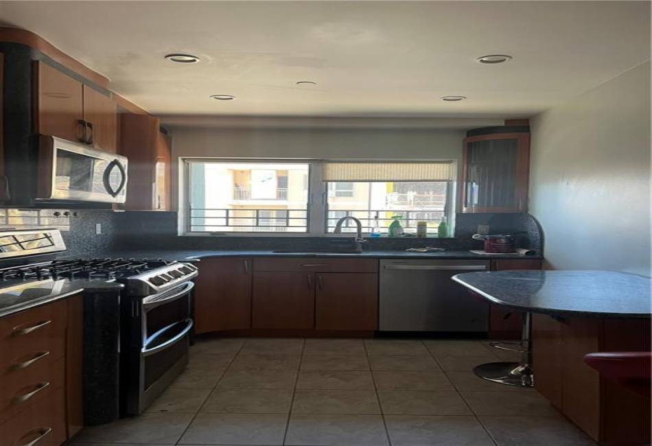 2943 Brighton 4th Street, Brooklyn, New York 11235, 2 Bedrooms Bedrooms, ,2 BathroomsBathrooms,Residential,For Sale,Brighton 4th,488527
