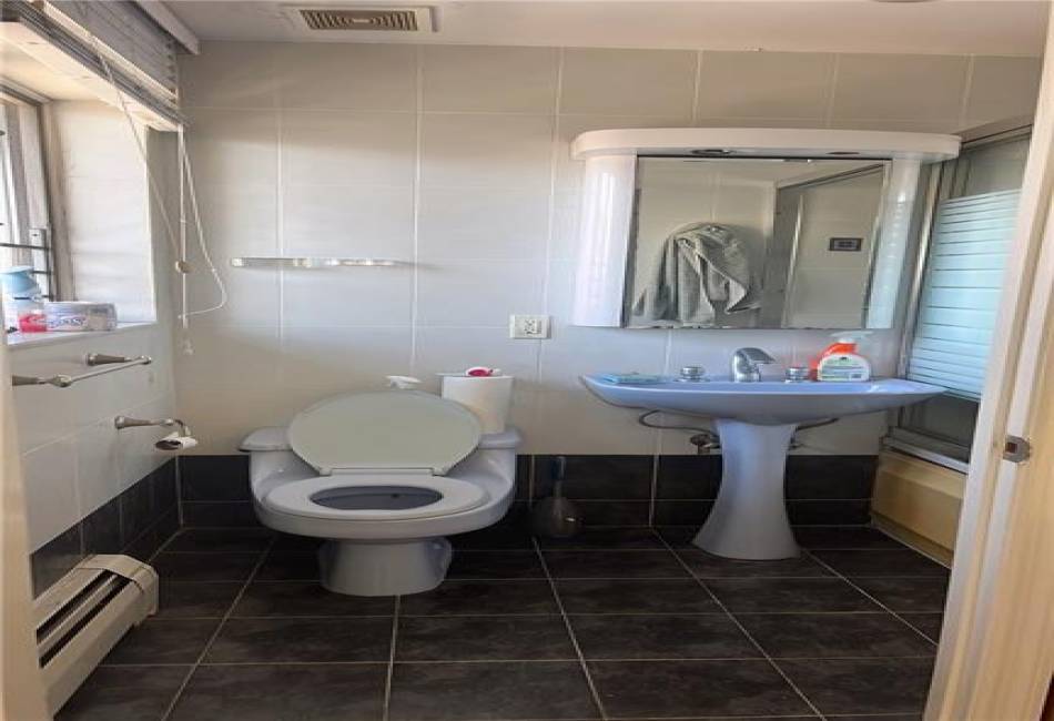 2943 Brighton 4th Street, Brooklyn, New York 11235, 2 Bedrooms Bedrooms, ,2 BathroomsBathrooms,Residential,For Sale,Brighton 4th,488527