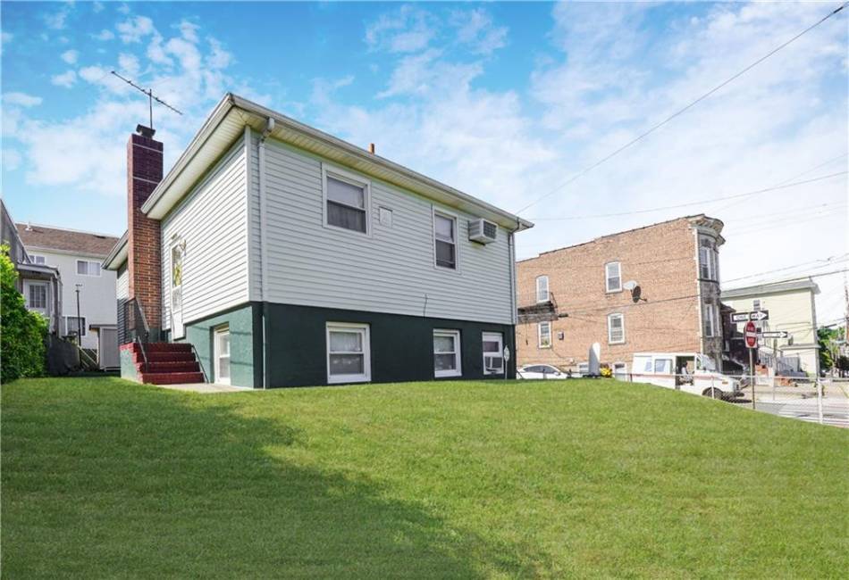 42 Mills Avenue, Staten Island, New York 10305, ,2 BathroomsBathrooms,Residential,For Sale,Mills,488749