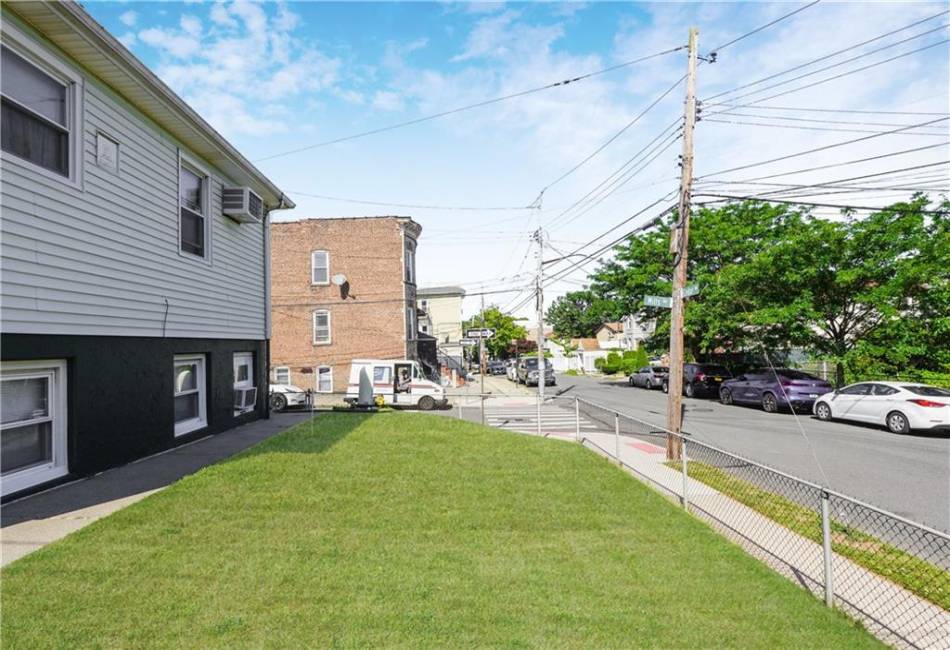 42 Mills Avenue, Staten Island, New York 10305, ,2 BathroomsBathrooms,Residential,For Sale,Mills,488749