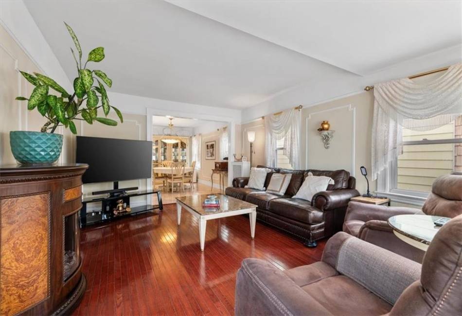 6214 Avenue T, Brooklyn, New York 11234, 3 Bedrooms Bedrooms, ,2 BathroomsBathrooms,Residential,For Sale,Avenue T,488767