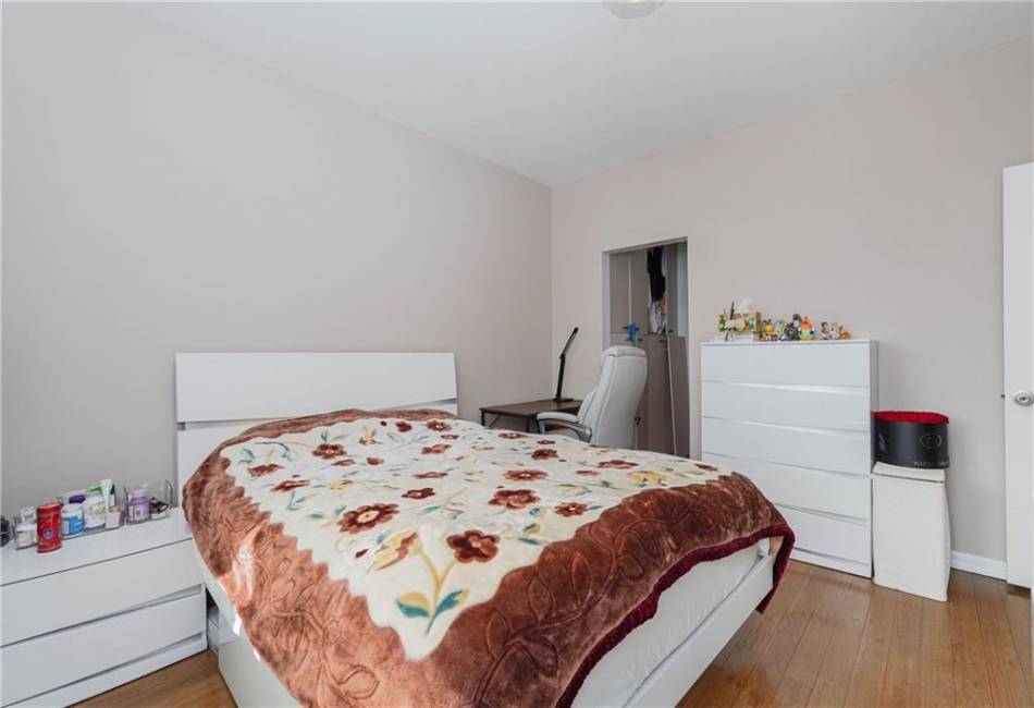 2934 Brighton 4th Street, Brooklyn, New York 11235, 2 Bedrooms Bedrooms, ,1.5 BathroomsBathrooms,Residential,For Sale,Brighton 4th,488862