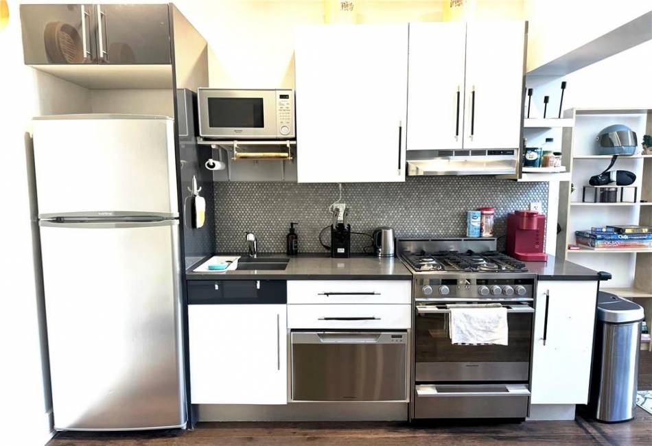 390 Lorimer Street, Brooklyn, New York 11206, ,1 BathroomBathrooms,Residential,For Sale,Lorimer,488885