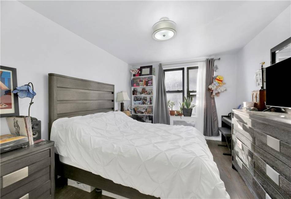 3021 Avenue Z, Brooklyn, New York 11235, 2 Bedrooms Bedrooms, ,1 BathroomBathrooms,Residential,For Sale,Avenue Z,488846