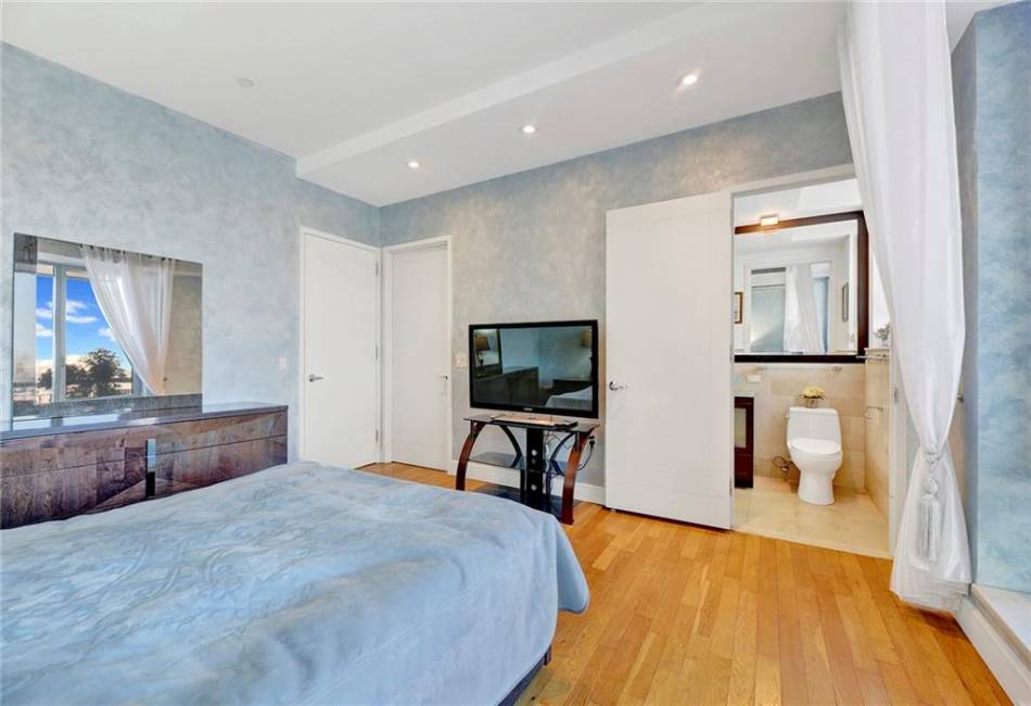 71 Village Rd North, Brooklyn, New York 11223, 2 Bedrooms Bedrooms, ,2 BathroomsBathrooms,Residential,For Sale,Village Rd North,488851