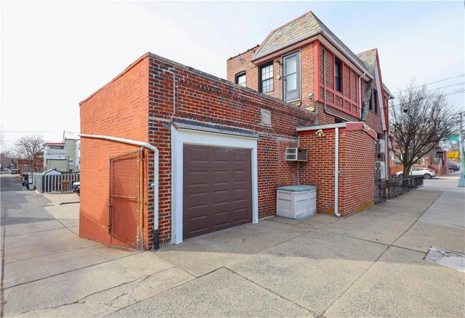 3524 Avenue R, Brooklyn, New York 11234, 3 Bedrooms Bedrooms, ,2 BathroomsBathrooms,Residential,For Sale,Avenue R,488940