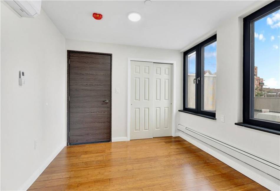 1014 Banner Avenue, Brooklyn, New York 11235, 1 Bedroom Bedrooms, ,1 BathroomBathrooms,Residential,For Sale,Banner,489016