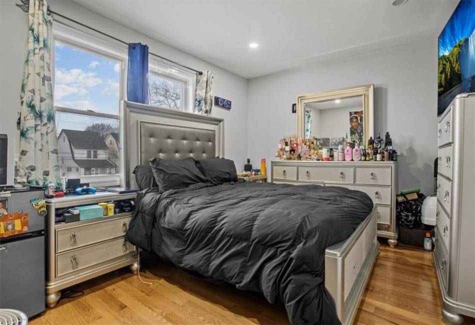21608 115th Road, Cambria Heights, New York 11411, 4 Bedrooms Bedrooms, ,3 BathroomsBathrooms,Residential,For Sale,115th,489056