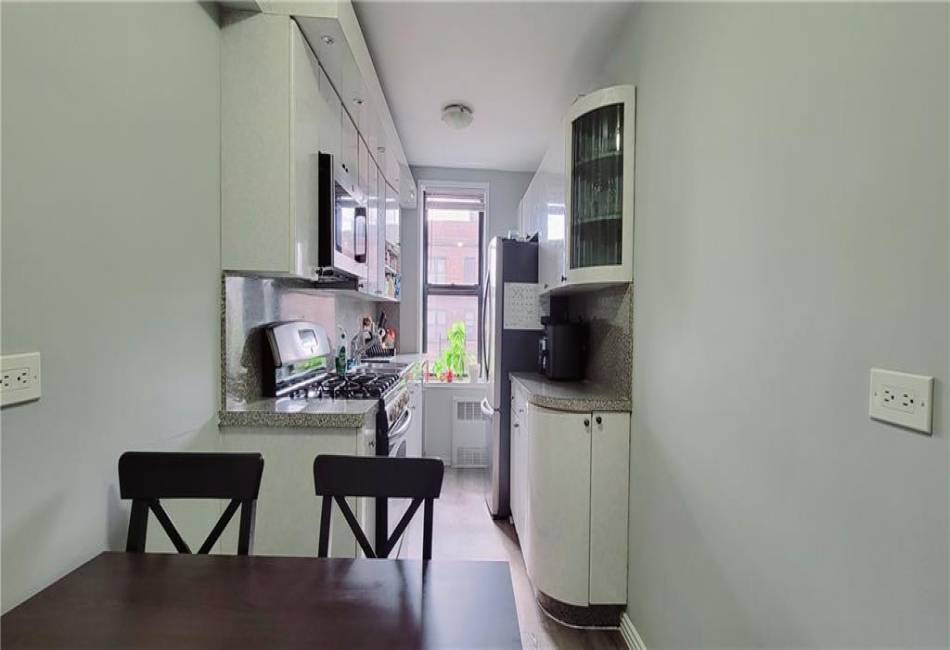 2400 East 3rd Street, Brooklyn, New York 11223, 2 Bedrooms Bedrooms, ,2 BathroomsBathrooms,Residential,For Sale,East 3rd,489081