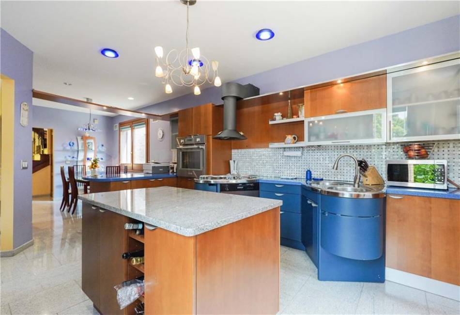 8321 12th Avenue, Brooklyn, New York 11228, 4 Bedrooms Bedrooms, ,5 BathroomsBathrooms,Residential,For Sale,12th,489128