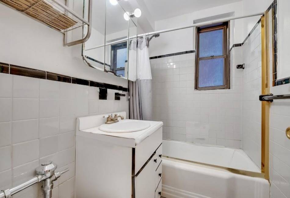 2140 Knapp Street, Brooklyn, New York 11229, 2 Bedrooms Bedrooms, ,1 BathroomBathrooms,Residential,For Sale,Knapp,489192