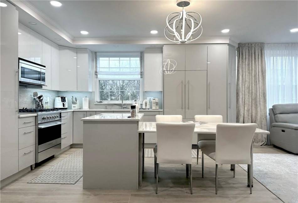 40 Oceana Dr West, Brooklyn, New York 11235, 2 Bedrooms Bedrooms, ,2 BathroomsBathrooms,Residential,For Sale,Oceana Dr West,489266