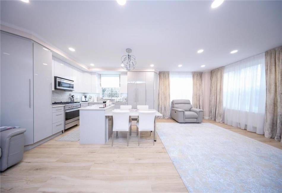 40 Oceana Dr West, Brooklyn, New York 11235, 2 Bedrooms Bedrooms, ,2 BathroomsBathrooms,Residential,For Sale,Oceana Dr West,489266