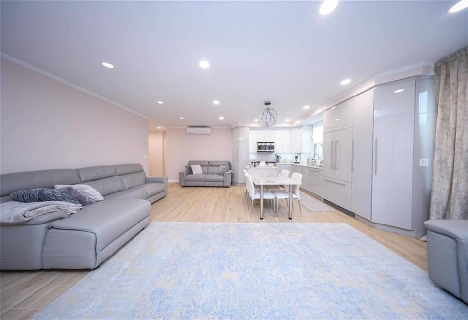40 Oceana Dr West, Brooklyn, New York 11235, 2 Bedrooms Bedrooms, ,2 BathroomsBathrooms,Residential,For Sale,Oceana Dr West,489266