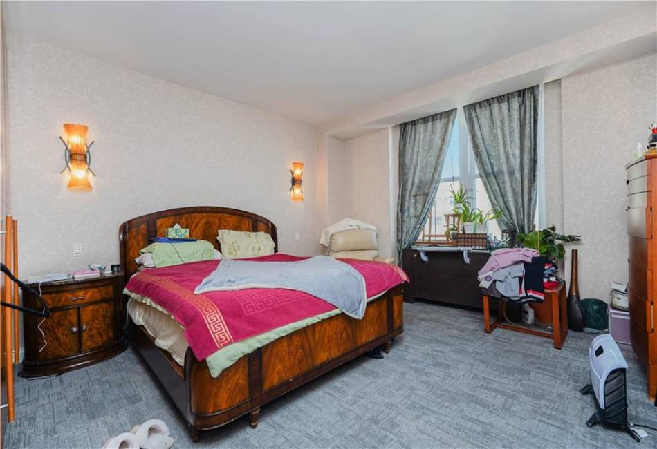 135 Oceana Drive, Brooklyn, New York 11235, 3 Bedrooms Bedrooms, ,3 BathroomsBathrooms,Residential,For Sale,Oceana,489275
