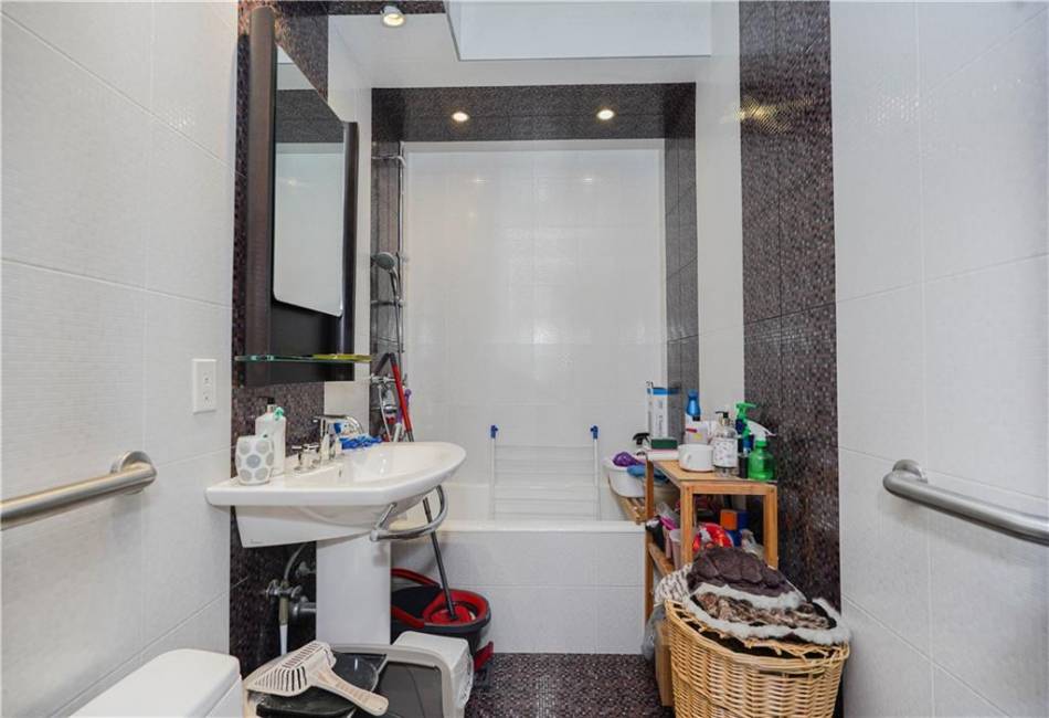 135 Oceana Drive, Brooklyn, New York 11235, 3 Bedrooms Bedrooms, ,3 BathroomsBathrooms,Residential,For Sale,Oceana,489275