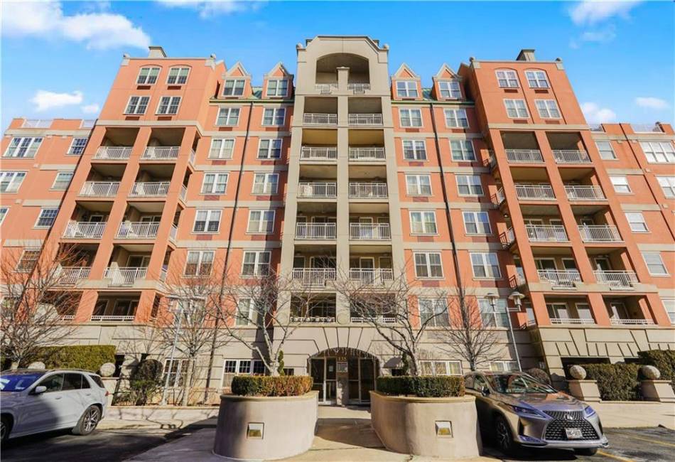 135 Oceana Drive, Brooklyn, New York 11235, 3 Bedrooms Bedrooms, ,3 BathroomsBathrooms,Residential,For Sale,Oceana,489275