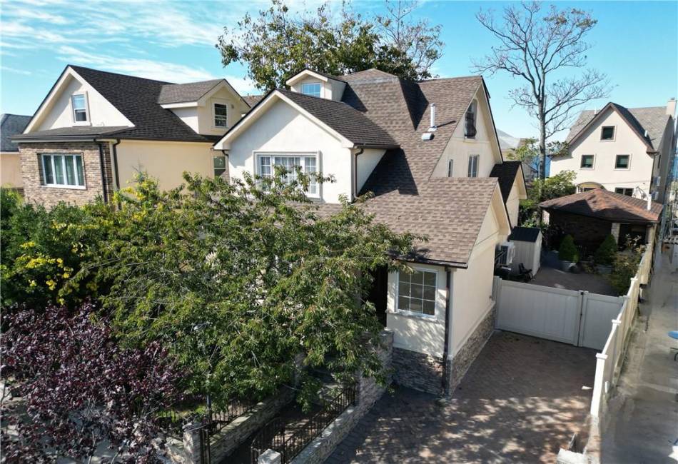 4912 Surf Avenue, Brooklyn, New York 11224, 5 Bedrooms Bedrooms, ,4 BathroomsBathrooms,Residential,For Sale,Surf,488774