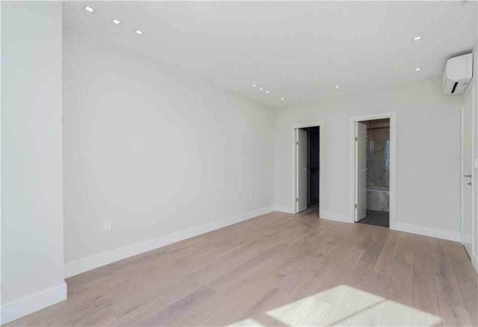 40 Oceana Drive, Brooklyn, New York 11235, 2 Bedrooms Bedrooms, ,2 BathroomsBathrooms,Residential,For Sale,Oceana,489401