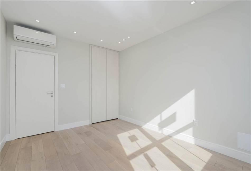 40 Oceana Drive, Brooklyn, New York 11235, 2 Bedrooms Bedrooms, ,2 BathroomsBathrooms,Residential,For Sale,Oceana,489401