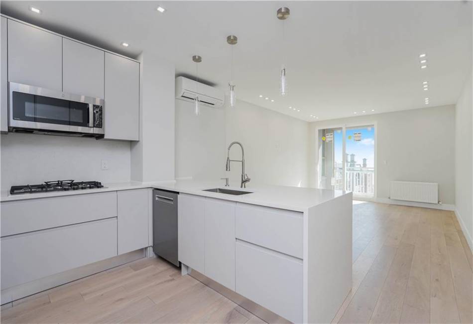 40 Oceana Drive, Brooklyn, New York 11235, 2 Bedrooms Bedrooms, ,2 BathroomsBathrooms,Residential,For Sale,Oceana,489401