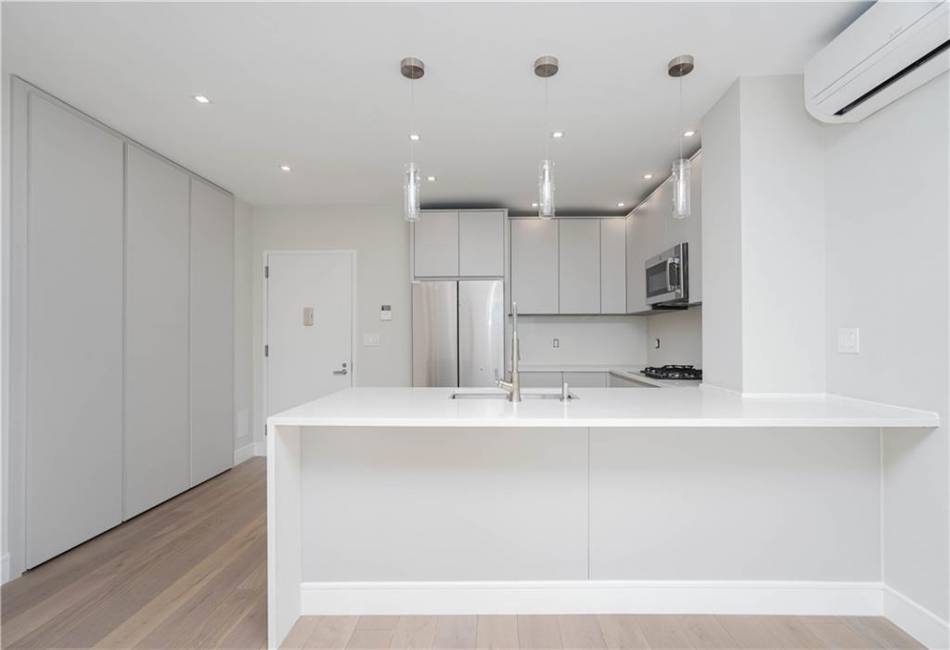 40 Oceana Drive, Brooklyn, New York 11235, 2 Bedrooms Bedrooms, ,2 BathroomsBathrooms,Residential,For Sale,Oceana,489401