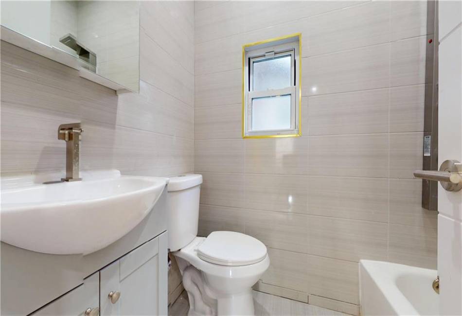 1725 Rockaway Parkway, Brooklyn, New York 11236, 6 Bedrooms Bedrooms, ,5 BathroomsBathrooms,Residential,For Sale,Rockaway,489354