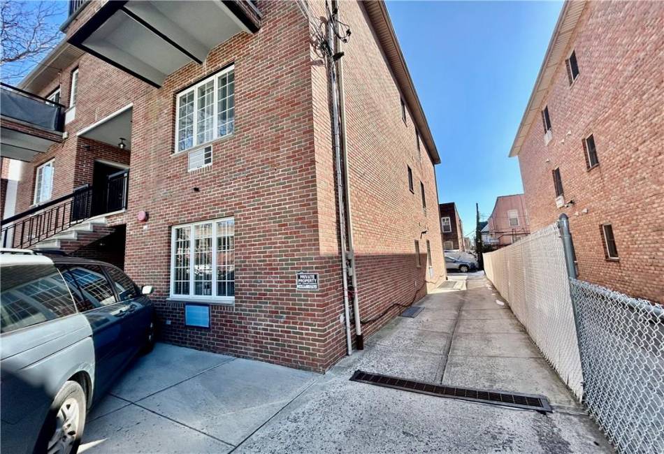 15 Bay 31st Street, Brooklyn, New York 11214, 3 Bedrooms Bedrooms, ,2 BathroomsBathrooms,Residential,For Sale,Bay 31st,489421