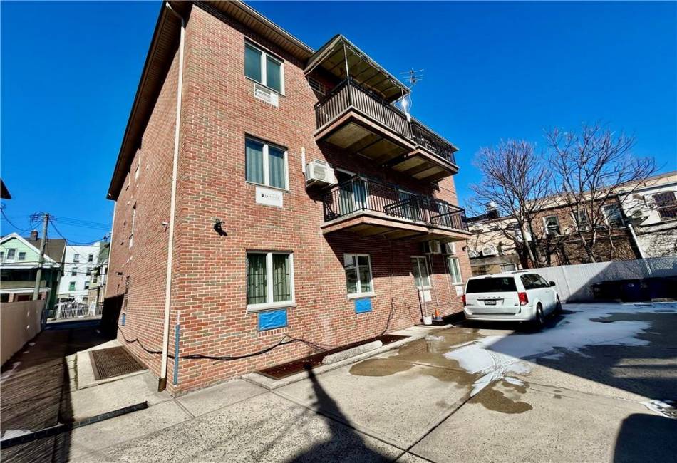 15 Bay 31st Street, Brooklyn, New York 11214, 3 Bedrooms Bedrooms, ,2 BathroomsBathrooms,Residential,For Sale,Bay 31st,489421