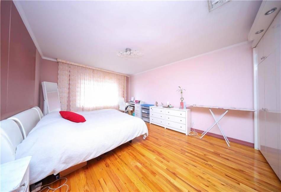 2678 29th Street, Brooklyn, New York 11235, 4 Bedrooms Bedrooms, ,3 BathroomsBathrooms,Residential,For Sale,29th,489451