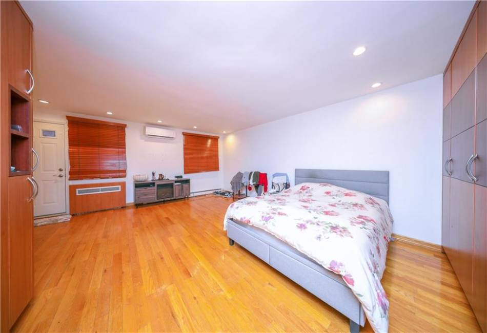 2678 29th Street, Brooklyn, New York 11235, 4 Bedrooms Bedrooms, ,3 BathroomsBathrooms,Residential,For Sale,29th,489451