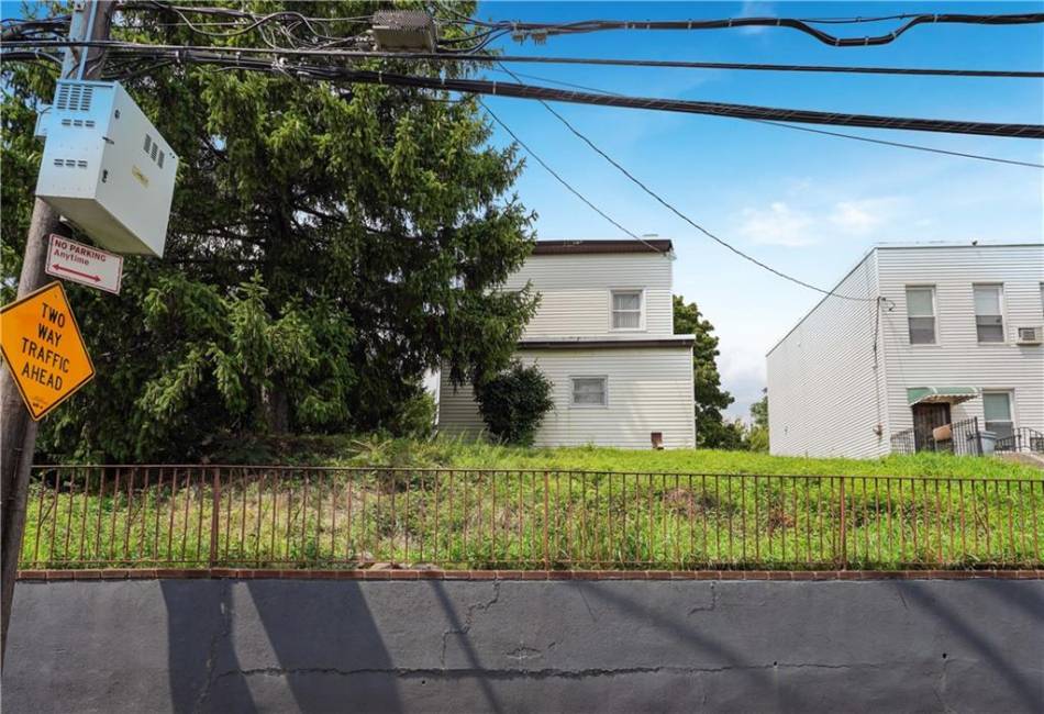 2594 40th Street, Woodside, New York 11377, 3 Bedrooms Bedrooms, ,2 BathroomsBathrooms,Residential,For Sale,40th,489547