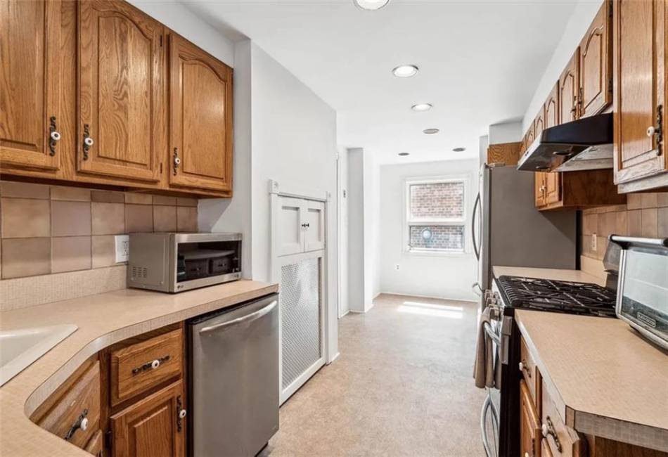 82 Battery Avenue, Brooklyn, New York 11228, 6 Bedrooms Bedrooms, ,2 BathroomsBathrooms,Residential,For Sale,Battery,489522