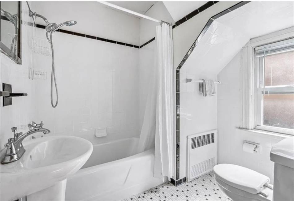 82 Battery Avenue, Brooklyn, New York 11228, 6 Bedrooms Bedrooms, ,2 BathroomsBathrooms,Residential,For Sale,Battery,489522