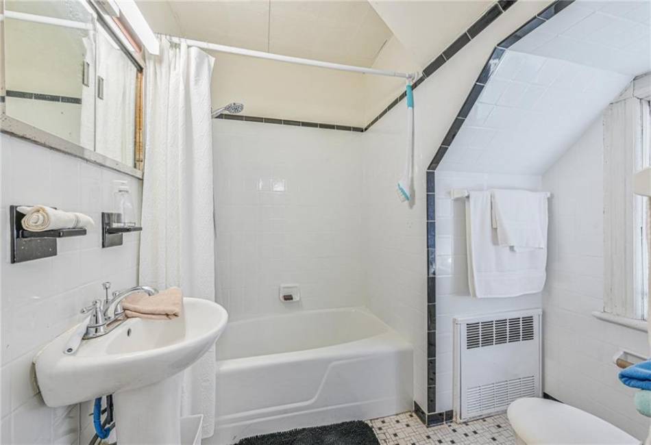 82 Battery Avenue, Brooklyn, New York 11228, 6 Bedrooms Bedrooms, ,2 BathroomsBathrooms,Residential,For Sale,Battery,489522