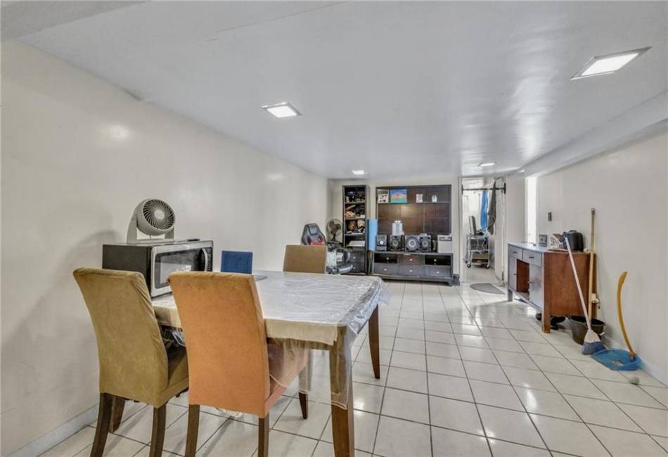 449 Revere Avenue, Bronx, New York 10465, 6 Bedrooms Bedrooms, ,3 BathroomsBathrooms,Residential,For Sale,Revere,489548