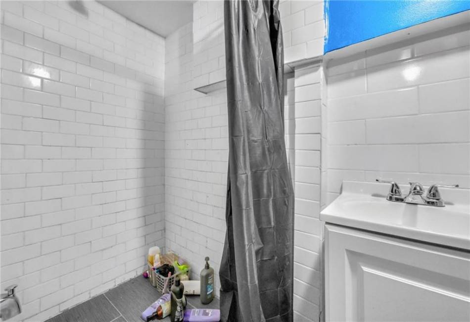 449 Revere Avenue, Bronx, New York 10465, 6 Bedrooms Bedrooms, ,3 BathroomsBathrooms,Residential,For Sale,Revere,489548