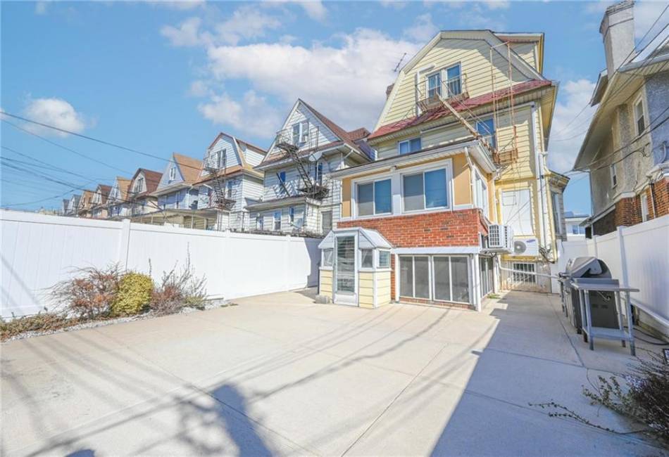 1368 77th Street, Brooklyn, New York 11228, 5 Bedrooms Bedrooms, ,4 BathroomsBathrooms,Residential,For Sale,77th,489519