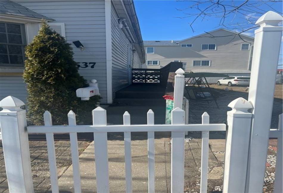 637 Oceanside Avenue, Brooklyn, New York 10305, 2 Bedrooms Bedrooms, ,2 BathroomsBathrooms,Residential,For Sale,Oceanside,489620