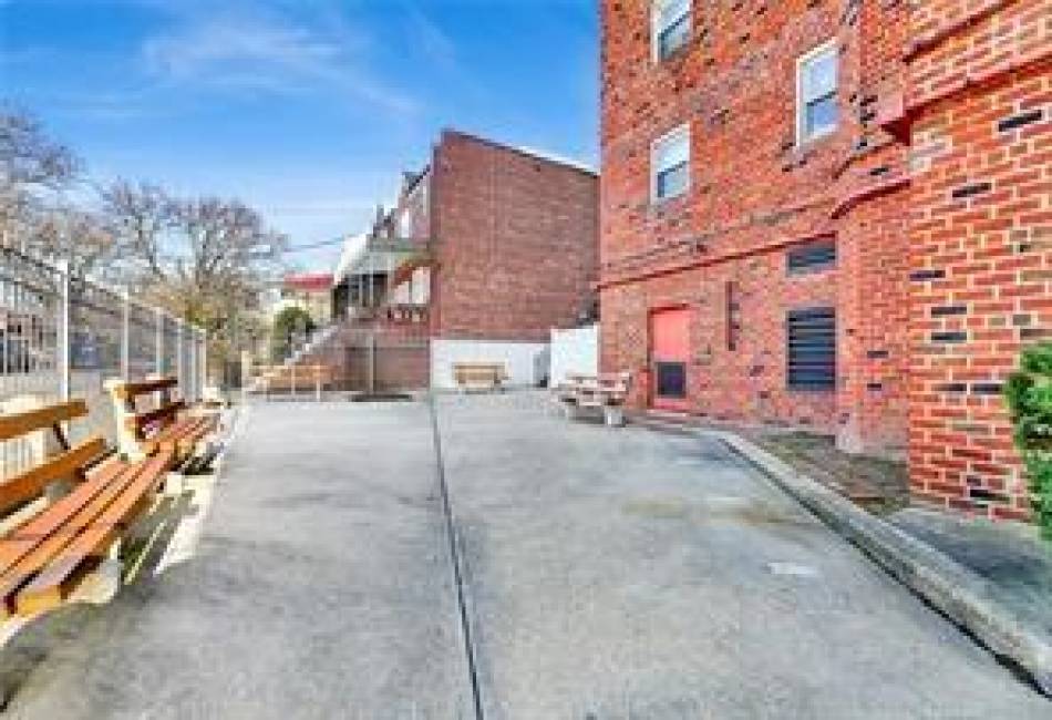 2711 Avenue X, Brooklyn, New York 11235, 1 Bedroom Bedrooms, ,1 BathroomBathrooms,Residential,For Sale,Avenue X,489640