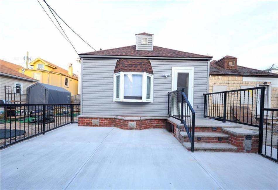 7 Lake Avenue, Brooklyn, New York 11235, 2 Bedrooms Bedrooms, ,1 BathroomBathrooms,Residential,For Sale,Lake,489678