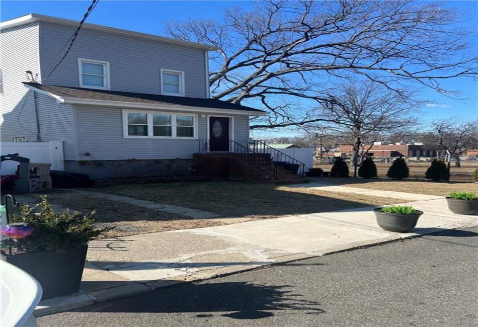 2 Fairview Avenue, Staten Island, New York 10314, 2 Bedrooms Bedrooms, ,2 BathroomsBathrooms,Residential,For Sale,Fairview,489683