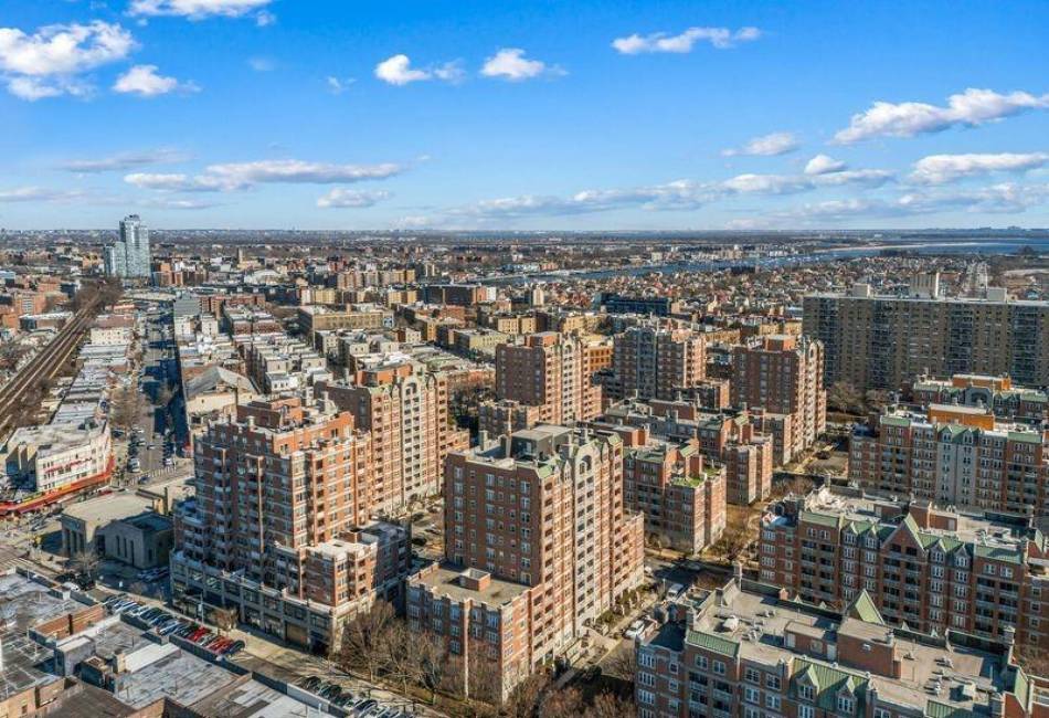 60 Oceana Drive, Brooklyn, New York 11235, 2 Bedrooms Bedrooms, ,2 BathroomsBathrooms,Residential,For Sale,Oceana,489708