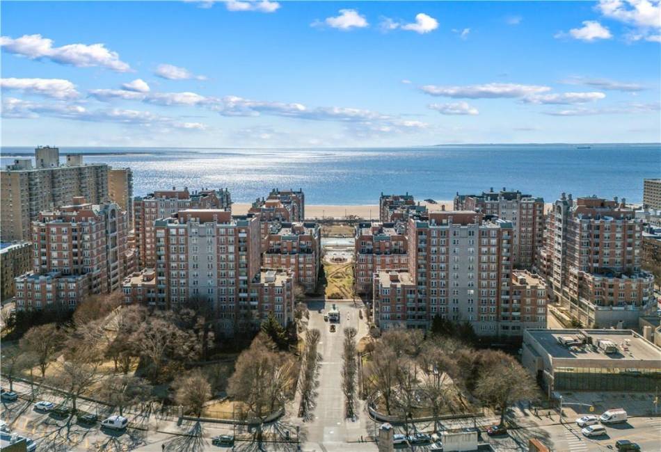 60 Oceana Drive, Brooklyn, New York 11235, 2 Bedrooms Bedrooms, ,2 BathroomsBathrooms,Residential,For Sale,Oceana,489708